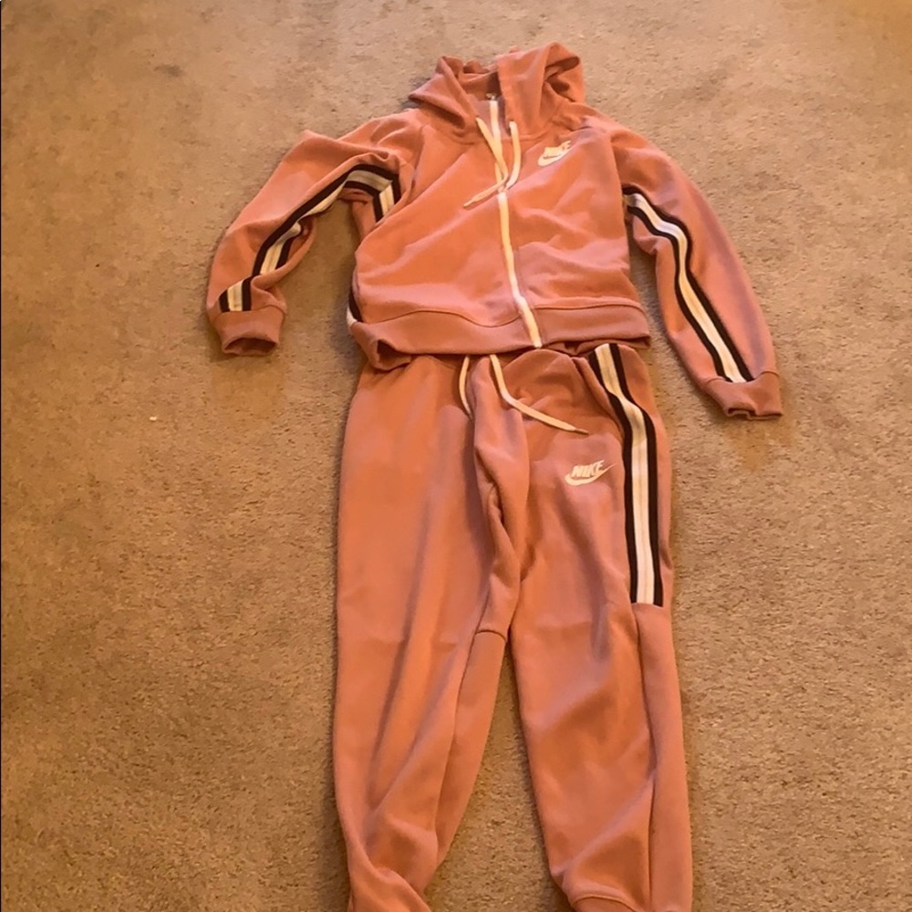 Pink Women’s Nike Sweatsuit!